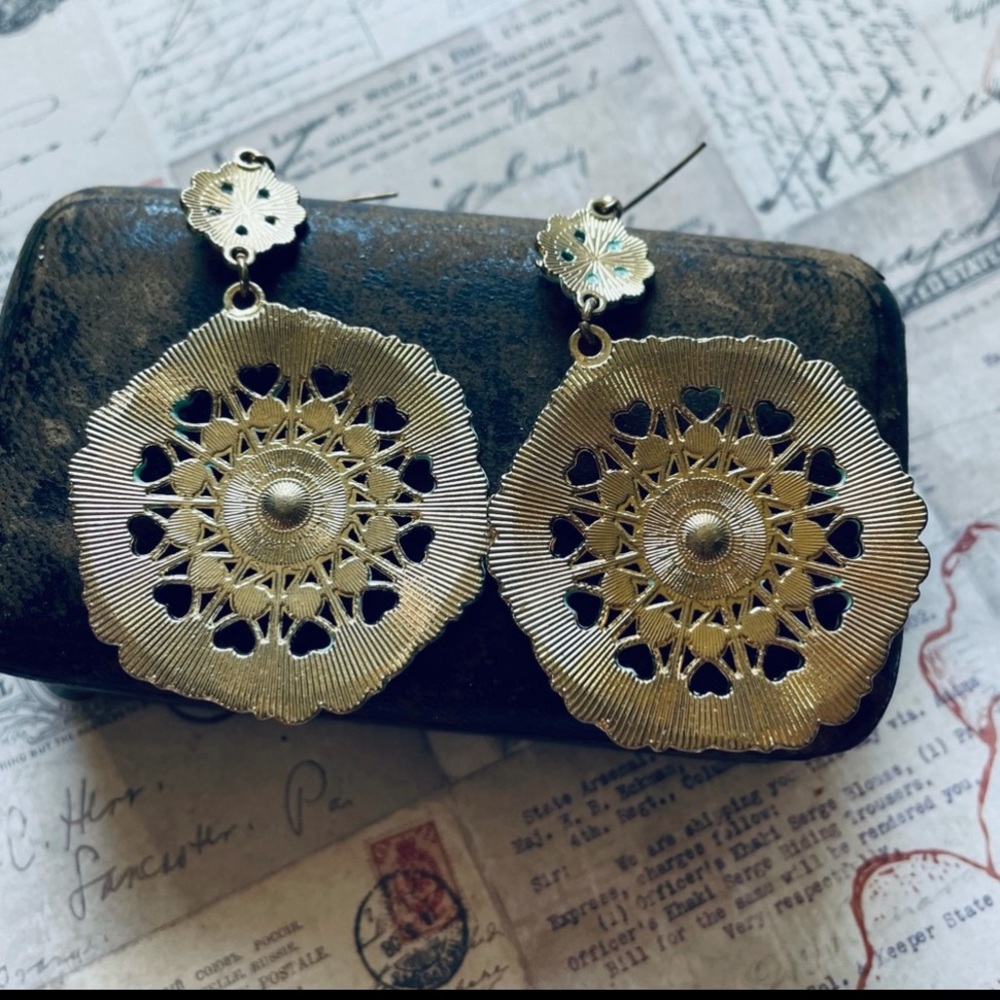 Turquoise green medallion earrings - Picture 11 of 13
